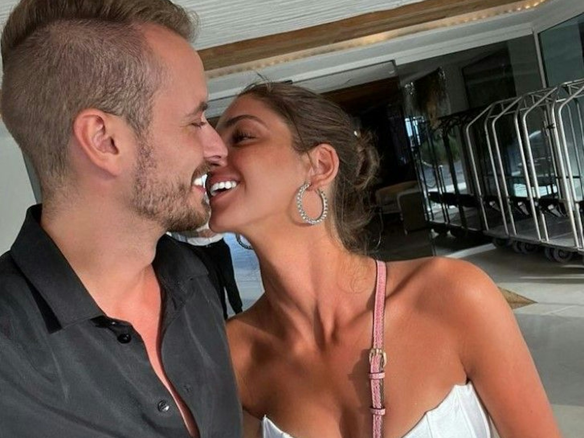 Julian Claßen, der Ex-Mann von Influencerin Bibi Claßen, küsst seine neue Partnerin Tanja Makaric.