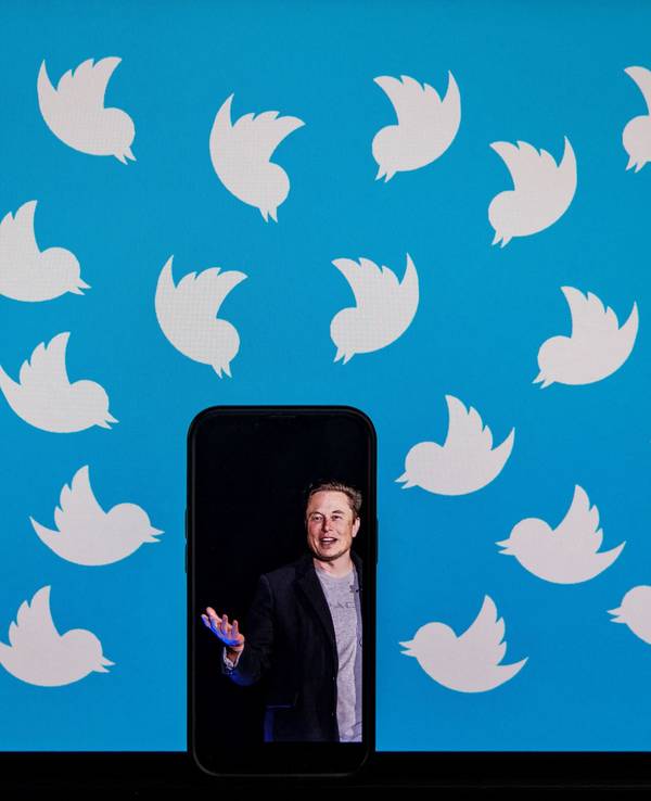 Elon Musk ist auf einer Fotomontage umgeben vom Twitter-Logo.