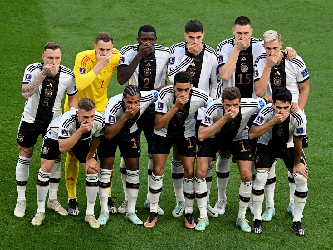 Fußball, WM 2022 in Katar, Vorrunde, Gruppe E, Spieltag 1, im Chalifa International Stadium in Al-Rajjan. Die DFB-Elf hält sich aus Protest gegen die FIFA beim Gruppenfoto den Mund zu.