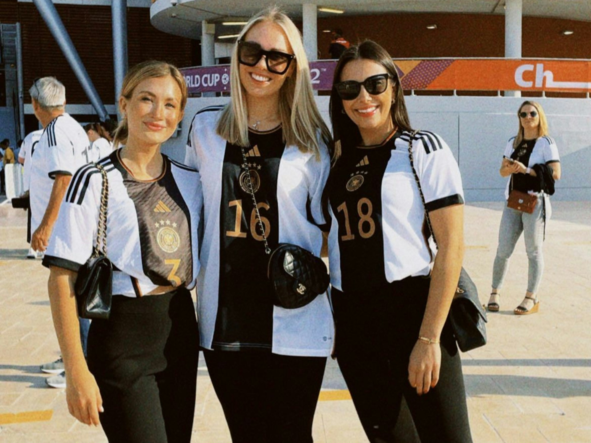 Die drei Partnerinnen von David Raum, Lukas Klostermann und Jonas Hofmann posieren.