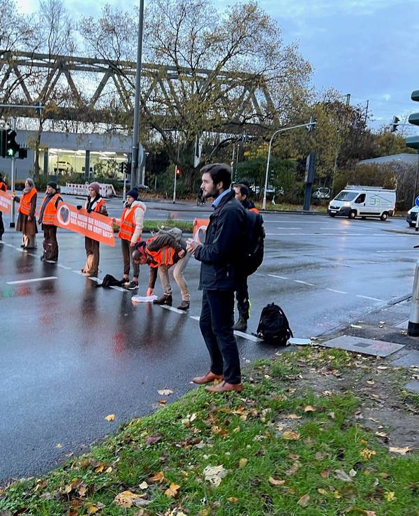 Sieben Klimaaktivistinnen und -aktivisten am 24. November 2022 in Köln.