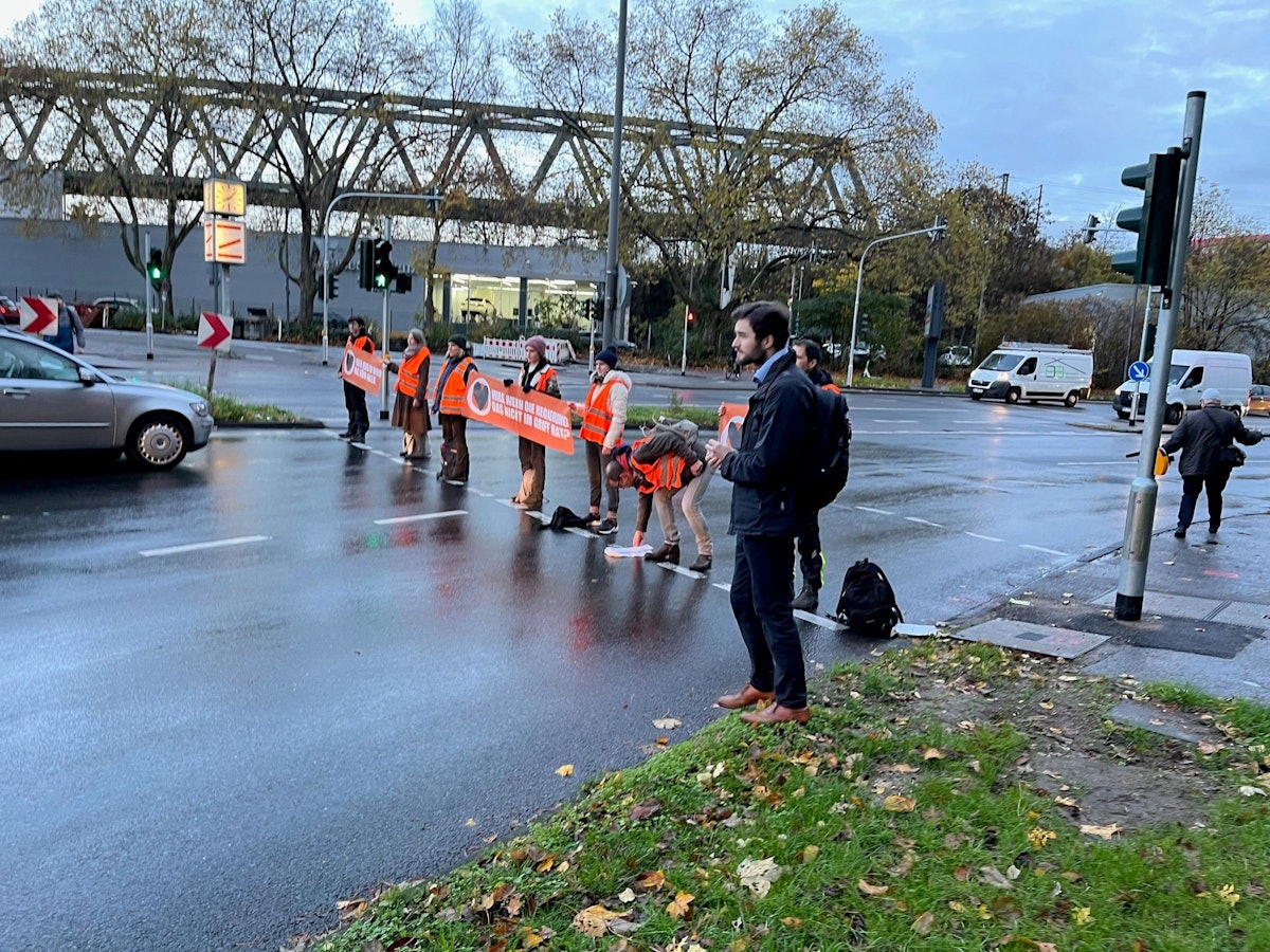 Sieben Klimaaktivistinnen und -aktivisten am 24. November 2022 in Köln.