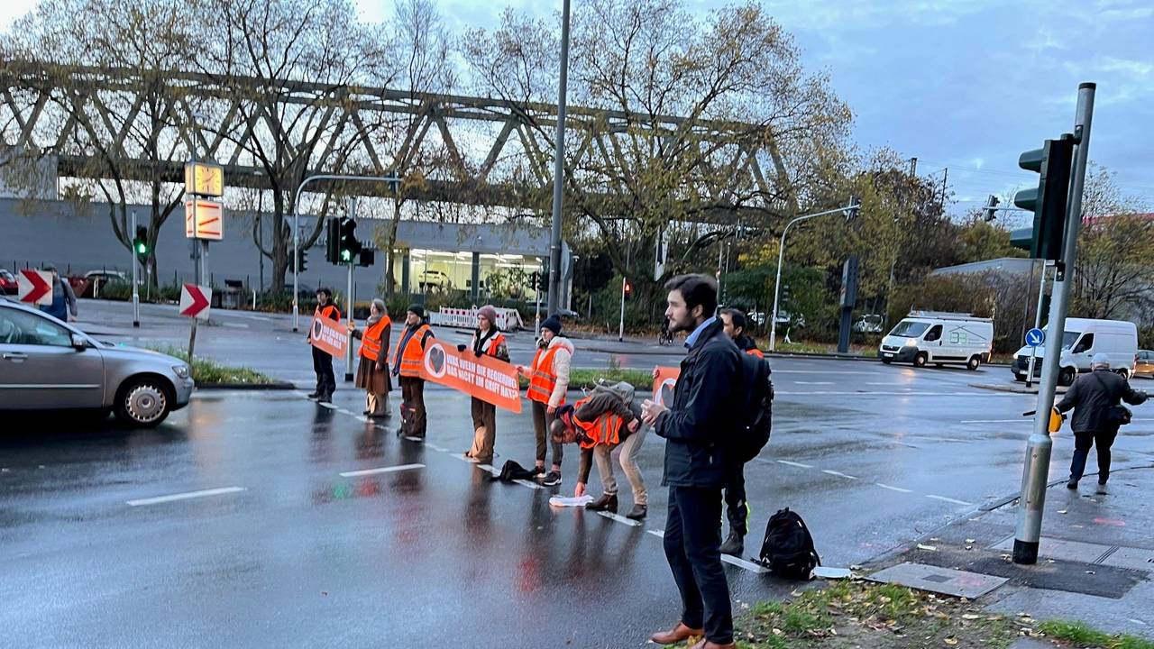 Sieben Klimaaktivistinnen und -aktivisten am 24. November 2022 in Köln.