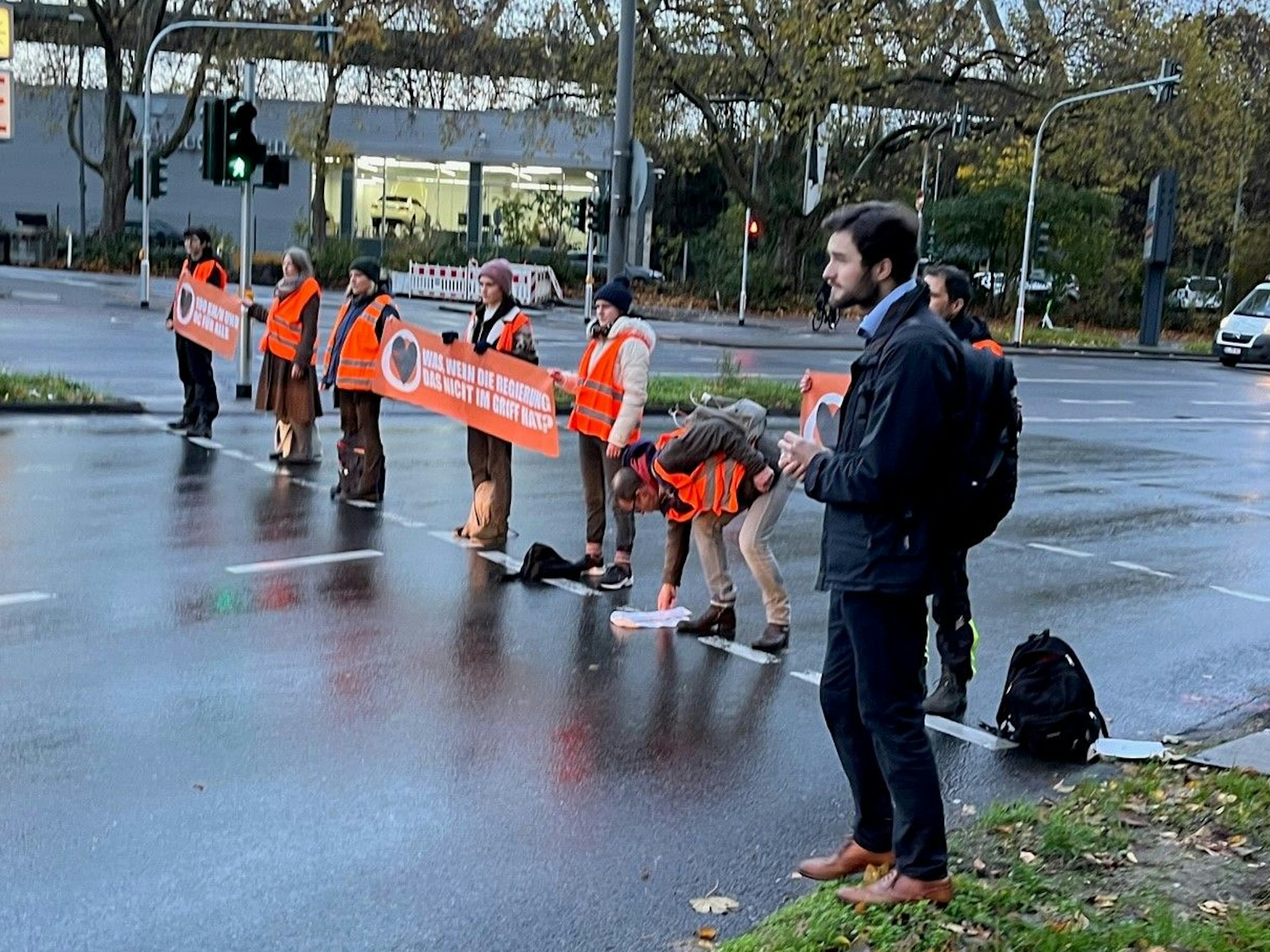 Sieben Klimaaktivistinnen und -aktivisten am 24. November 2022 in Köln.