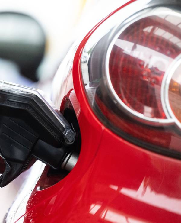 Eine Frau tankt in einer Tankstelle des Bundesverbands Freier Tankstellen und Unabhängiger Deutscher Mineralölhändler (BFT).