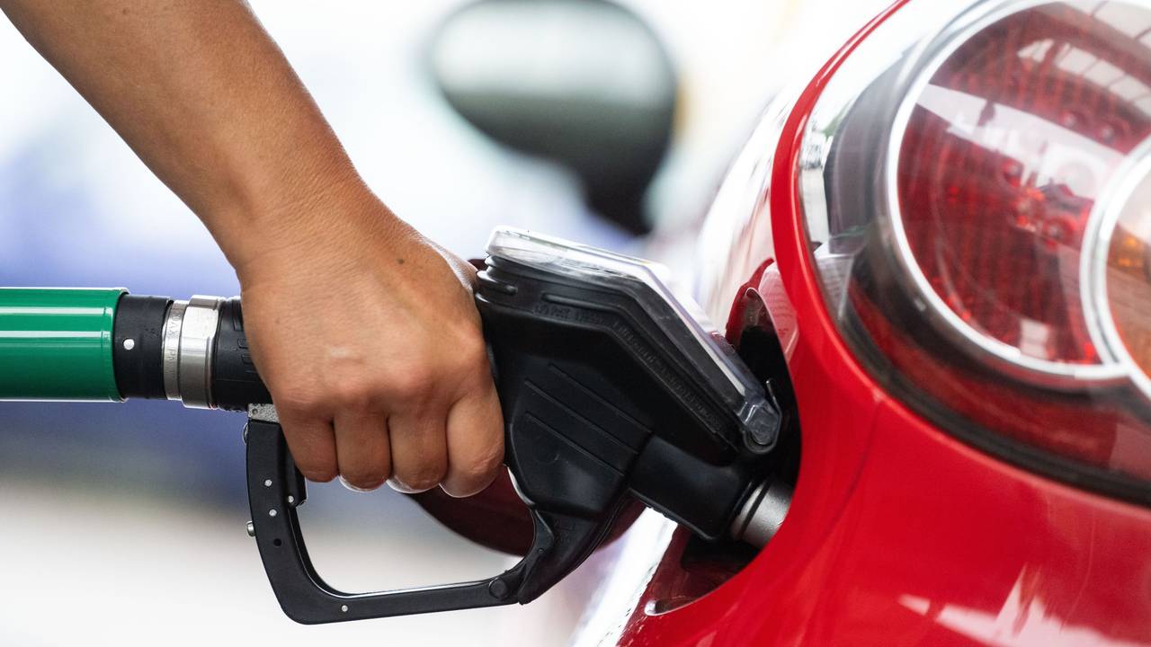 Eine Frau tankt in einer Tankstelle des Bundesverbands Freier Tankstellen und Unabhängiger Deutscher Mineralölhändler (BFT).