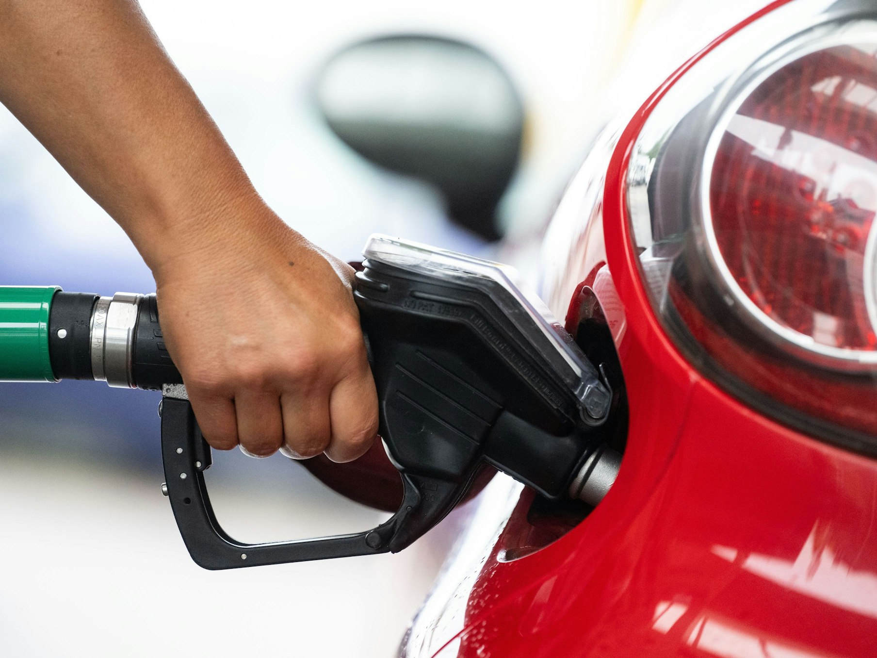 Eine Frau tankt in einer Tankstelle des Bundesverbands Freier Tankstellen und Unabhängiger Deutscher Mineralölhändler (BFT).
