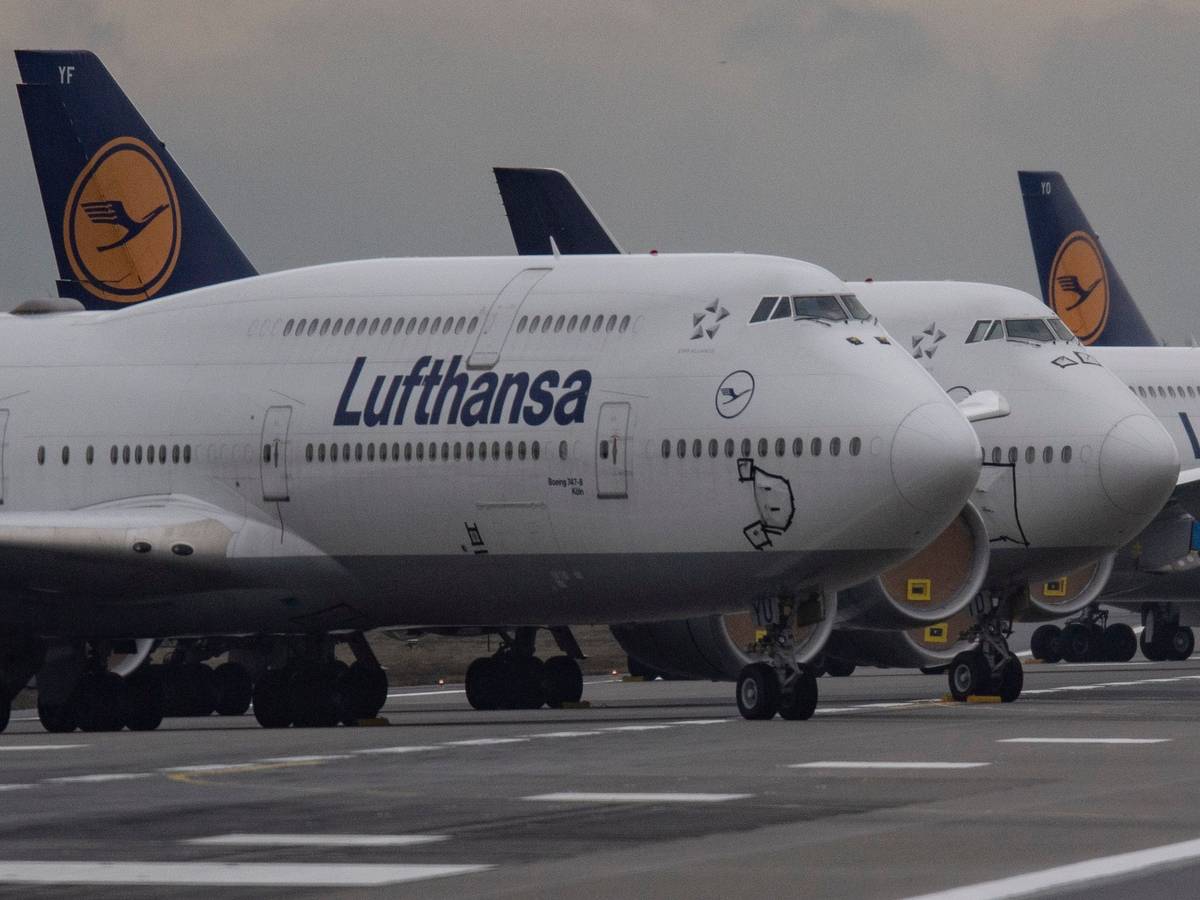 Lufthansa-Jets stehen hier am 28. Dezember 2020 auf der Landebahn Nordwest des Flughafens Frankfurt.