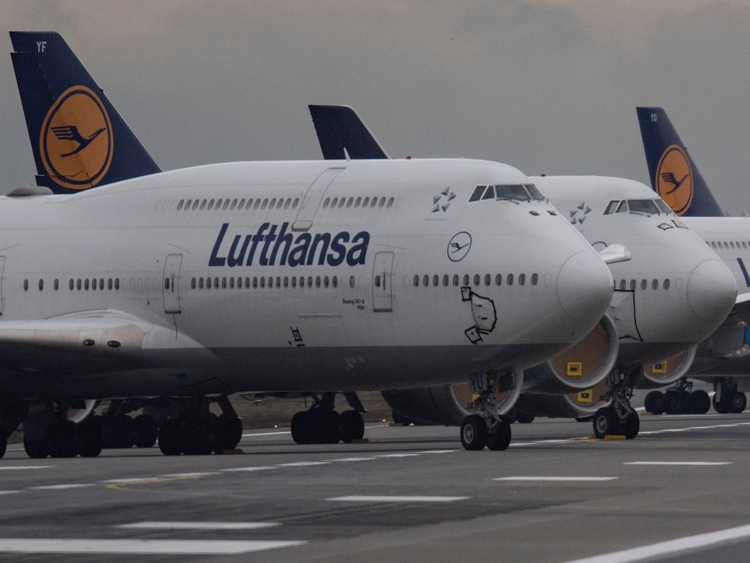 Lufthansa-Jets stehen hier am 28. Dezember 2020 auf der Landebahn Nordwest des Flughafens Frankfurt.