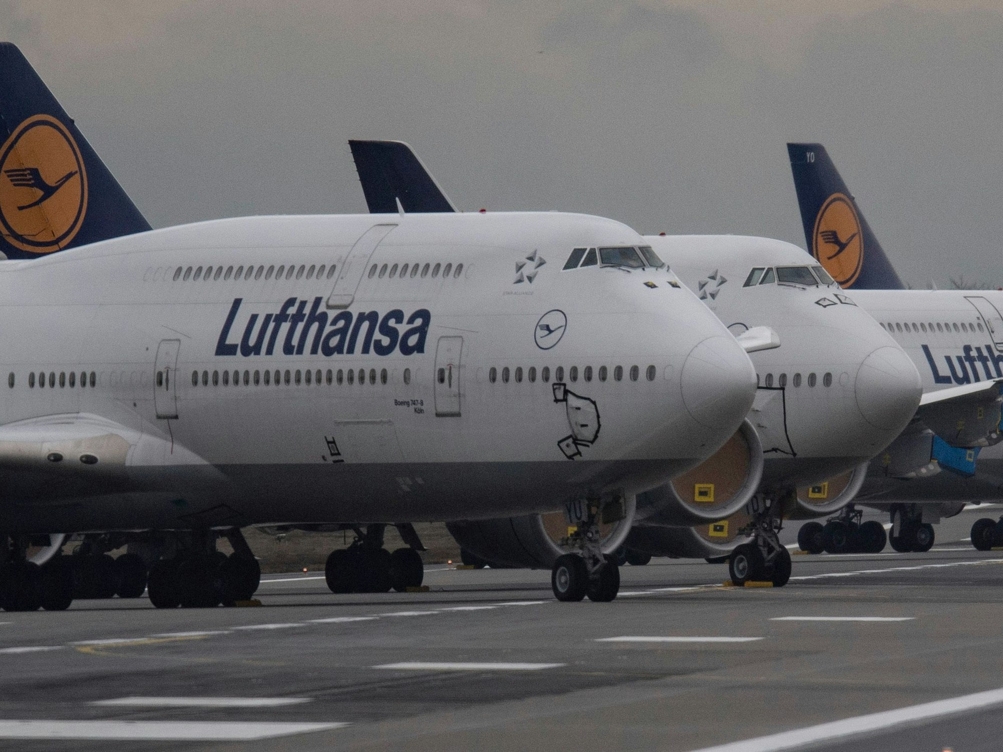 Lufthansa-Jets stehen hier am 28. Dezember 2020 auf der Landebahn Nordwest des Flughafens Frankfurt.