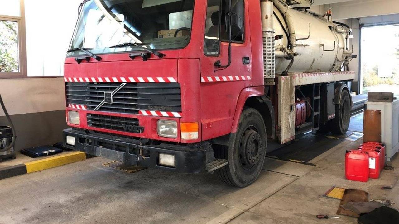 Die Polizei zog diesen maroden Lkw aus dem Verkehr.