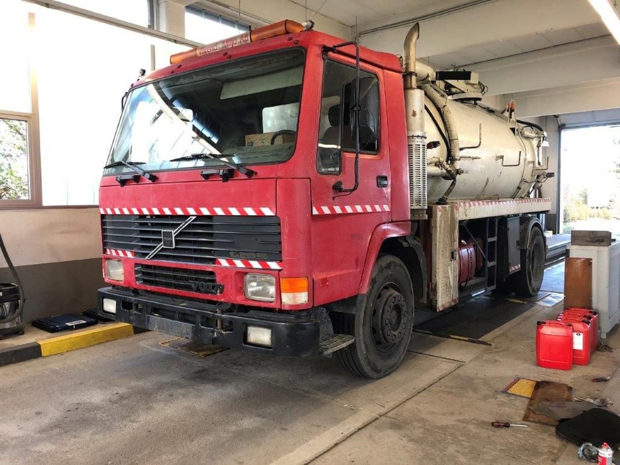 Die Polizei zog diesen maroden Lkw aus dem Verkehr.