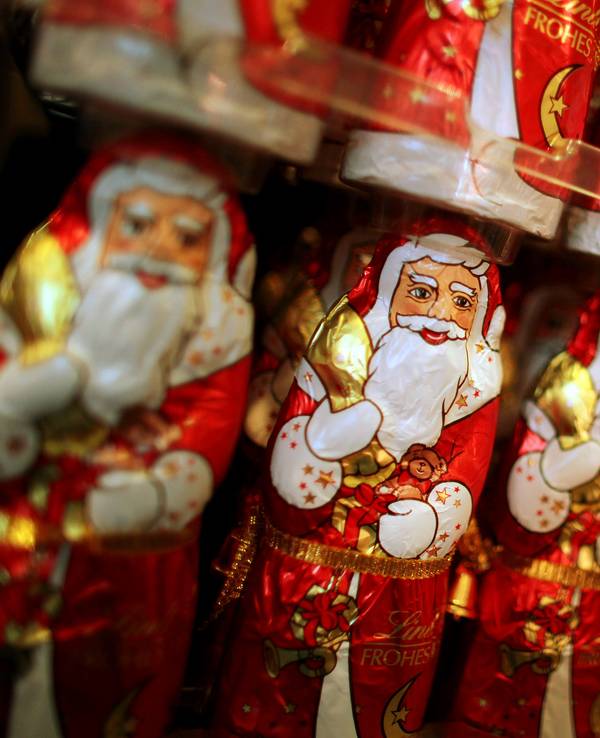Schoko-Nikoläuse stehen aufgereiht im Schokoladenmuseum in Köln. Die abgebildeten Produkte stehen nicht im Zusammenhang mit dem „Öko-Test“.