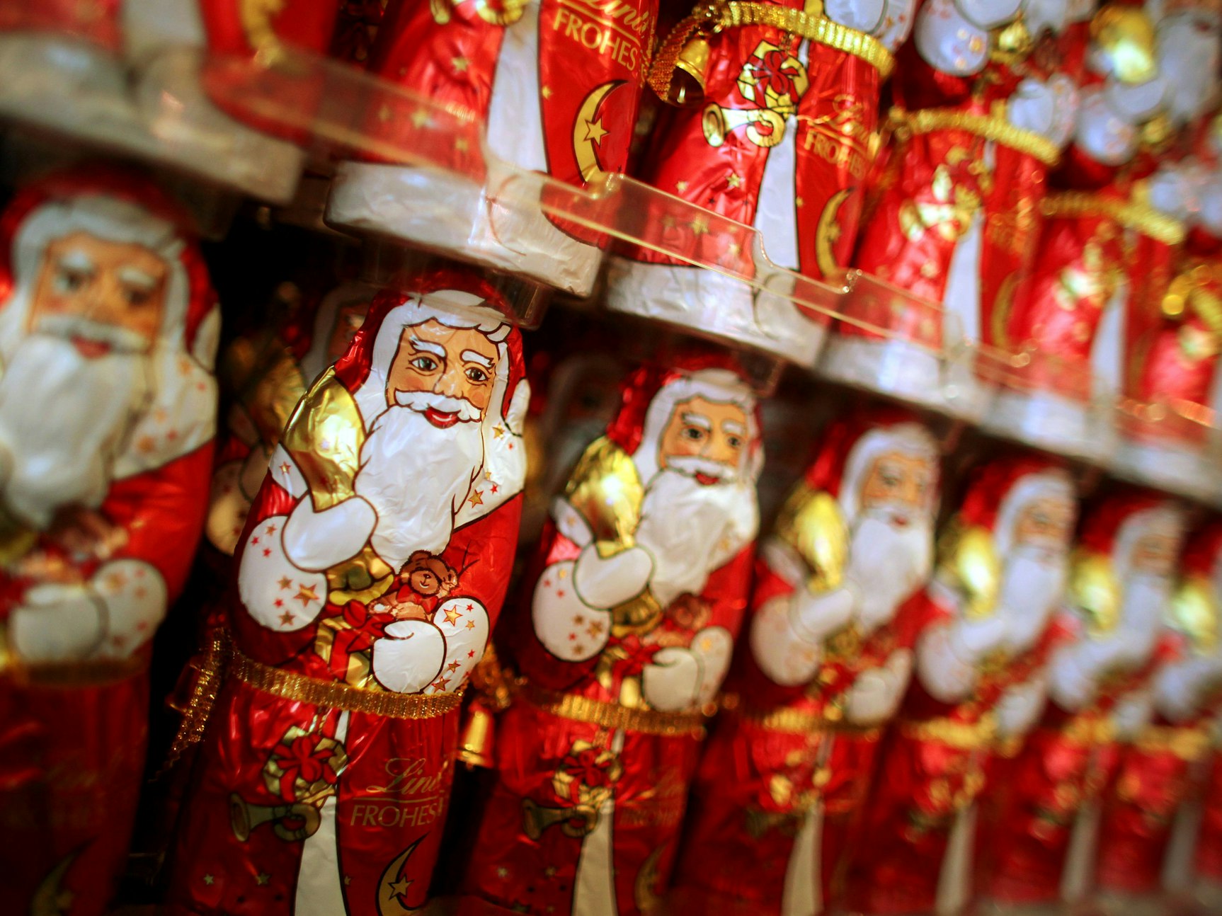 Schokoladen-Nikoläuse stehen aufgereiht im Schokoladenmuseum in Köln (Symbolbild, November 2011)