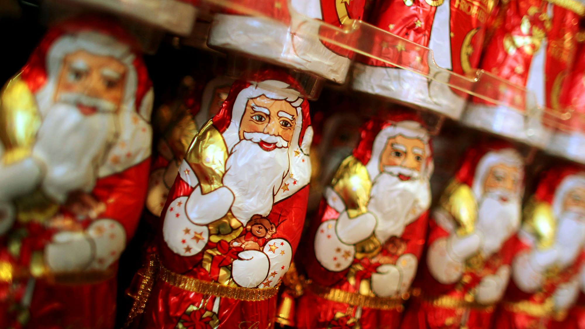 Schokoladen-Nikoläuse stehen aufgereiht im Schokoladenmuseum in Köln.