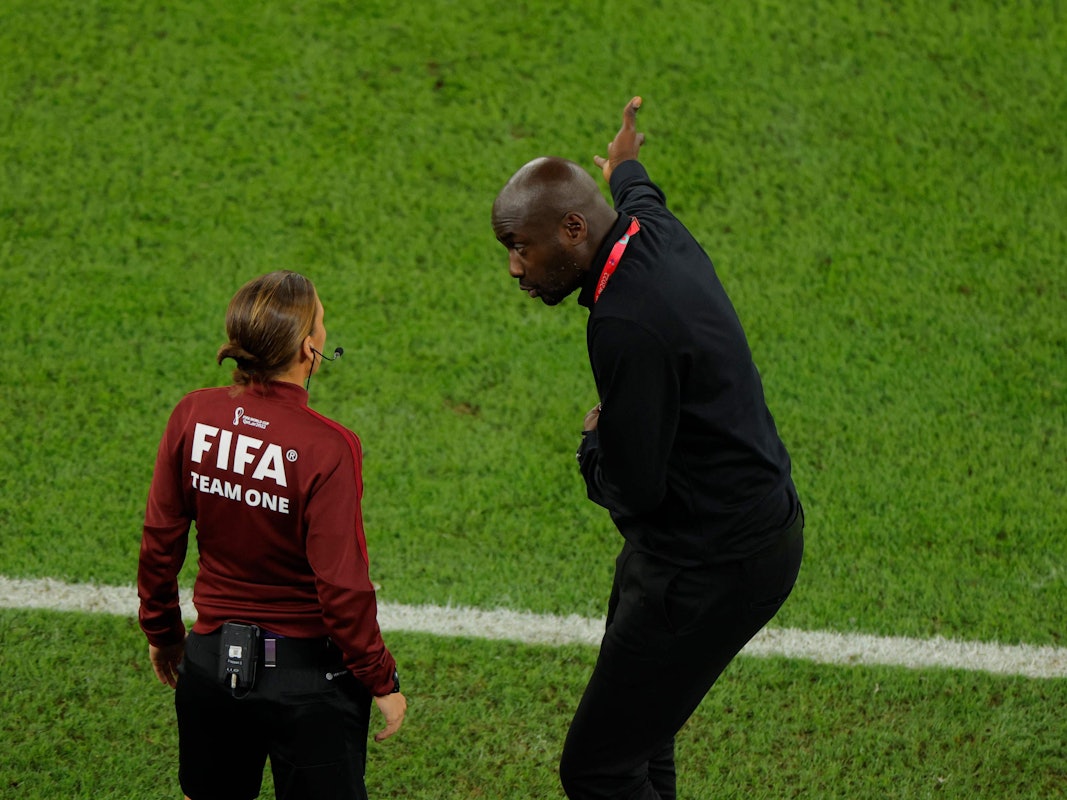 Otto Addo diskutiert mit der vierten Offiziellen.