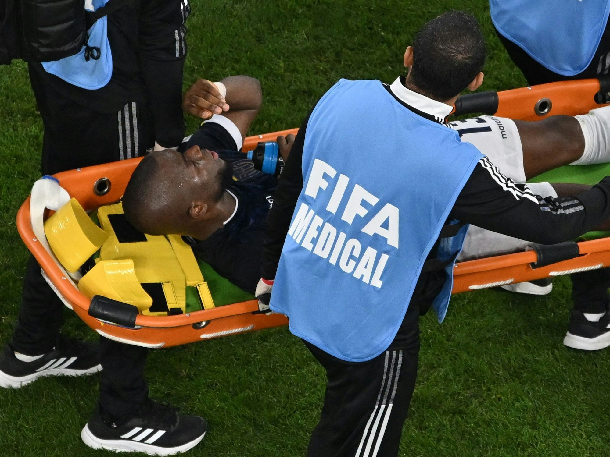 Enner Valencia wird auf einer Trage vom Spielfeld getragen.
