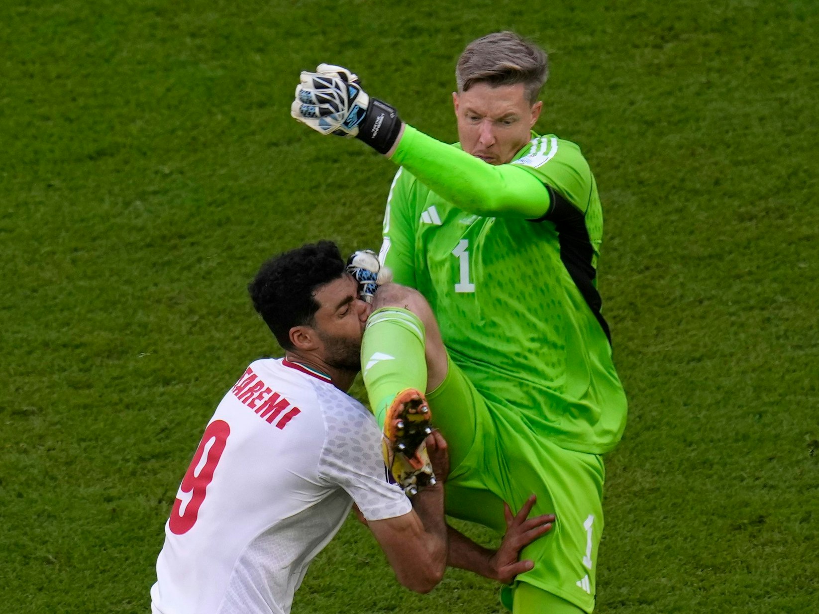 Wayne Hennessey foult Mehdi Taremi im WM-Spiel am Freitag (25. November 2022).