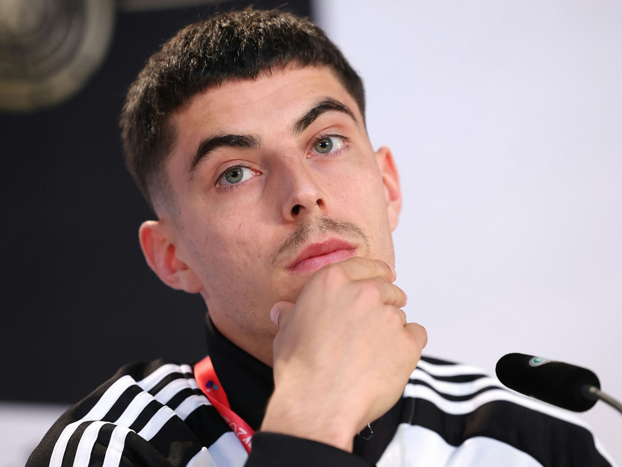 Kai Havertz gibt eine Pressekonferenz in Katar.