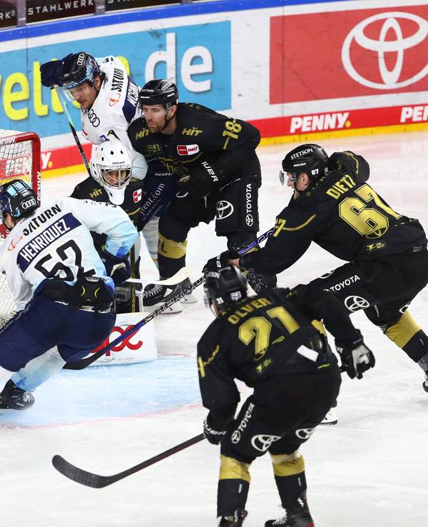 Enrico Henriquez Morales erzielt ein Tor gegen die Kölner Haie.