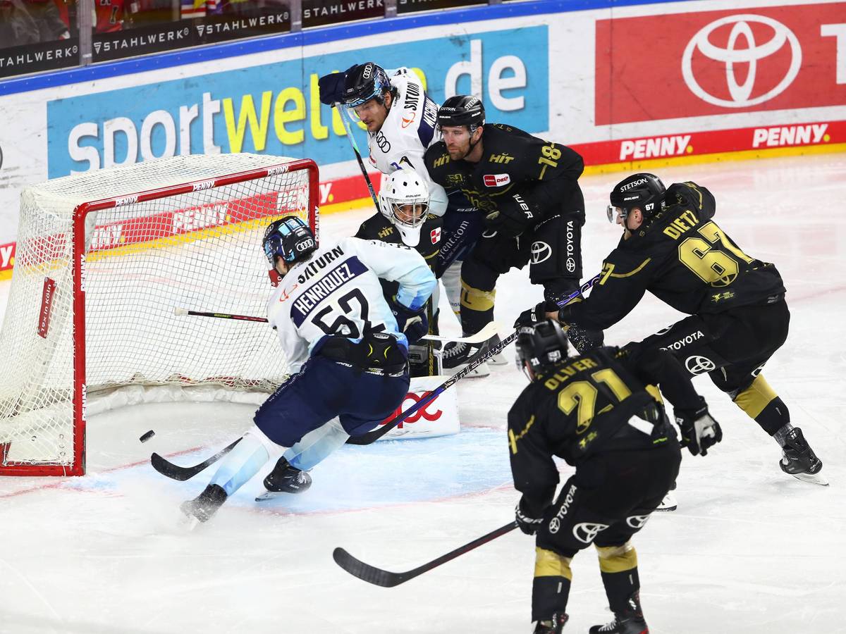 Enrico Henriquez Morales erzielt ein Tor gegen die Kölner Haie.