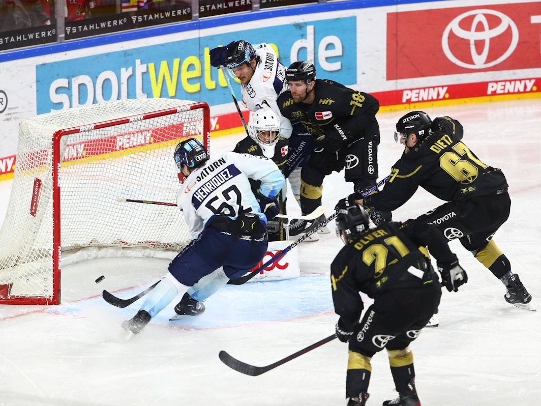 Enrico Henriquez Morales erzielt ein Tor gegen die Kölner Haie.