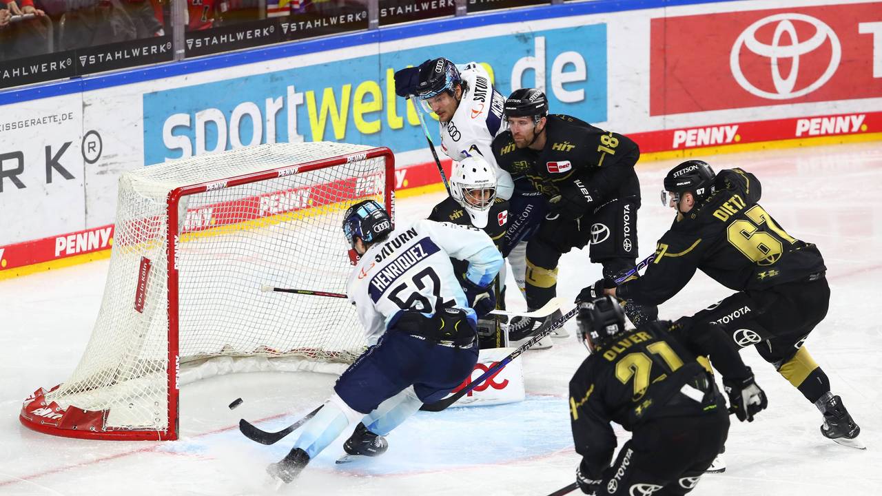 Enrico Henriquez Morales erzielt ein Tor gegen die Kölner Haie.