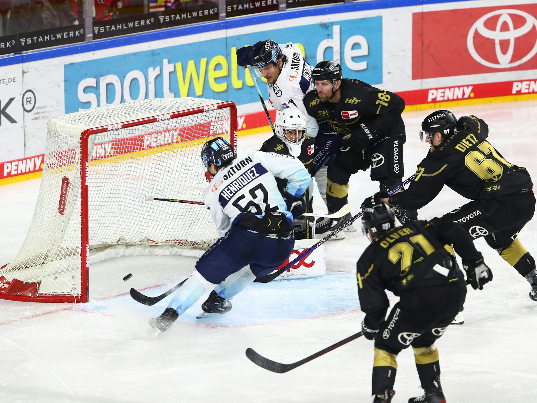 Enrico Henriquez Morales erzielt ein Tor gegen die Kölner Haie.