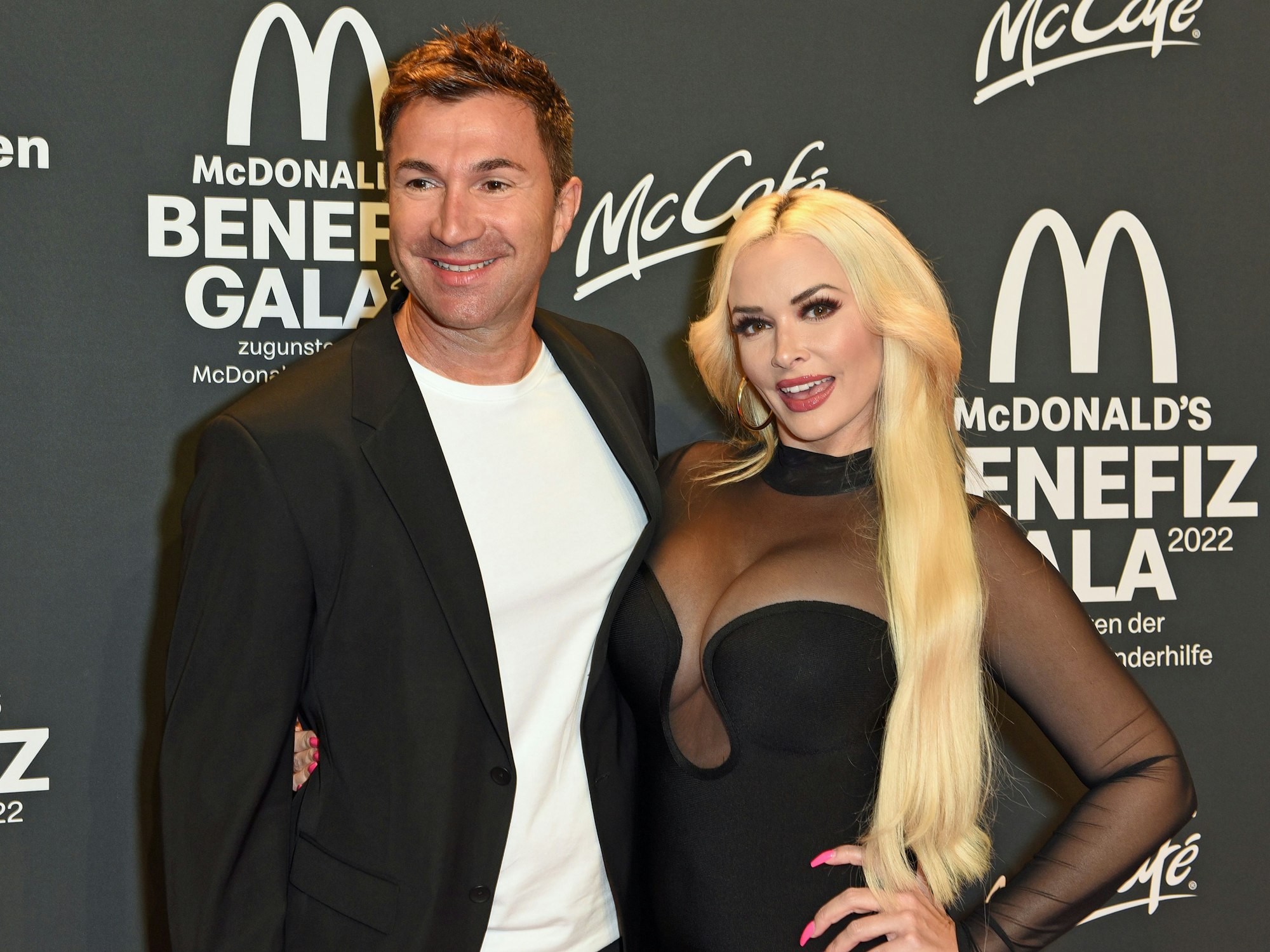 Entertainerin Daniela Katzenberger und Sänger Lucas Cordalis kommen zur McDonald's Benefiz-Gala zugunsten der McDonald's Kinderhilfe-Stiftung in den Eisbachstudios