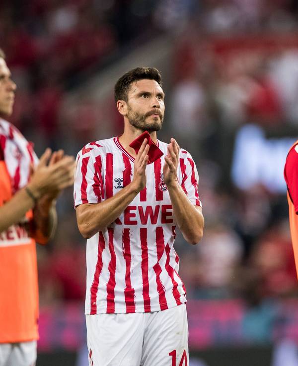 Jonas Hector, Ondrej Duda und Timo Horn klatschen nach dem Spiel.