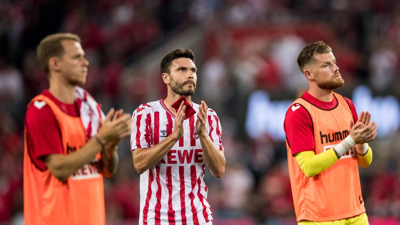 Jonas Hector, Ondrej Duda und Timo Horn klatschen nach dem Spiel.