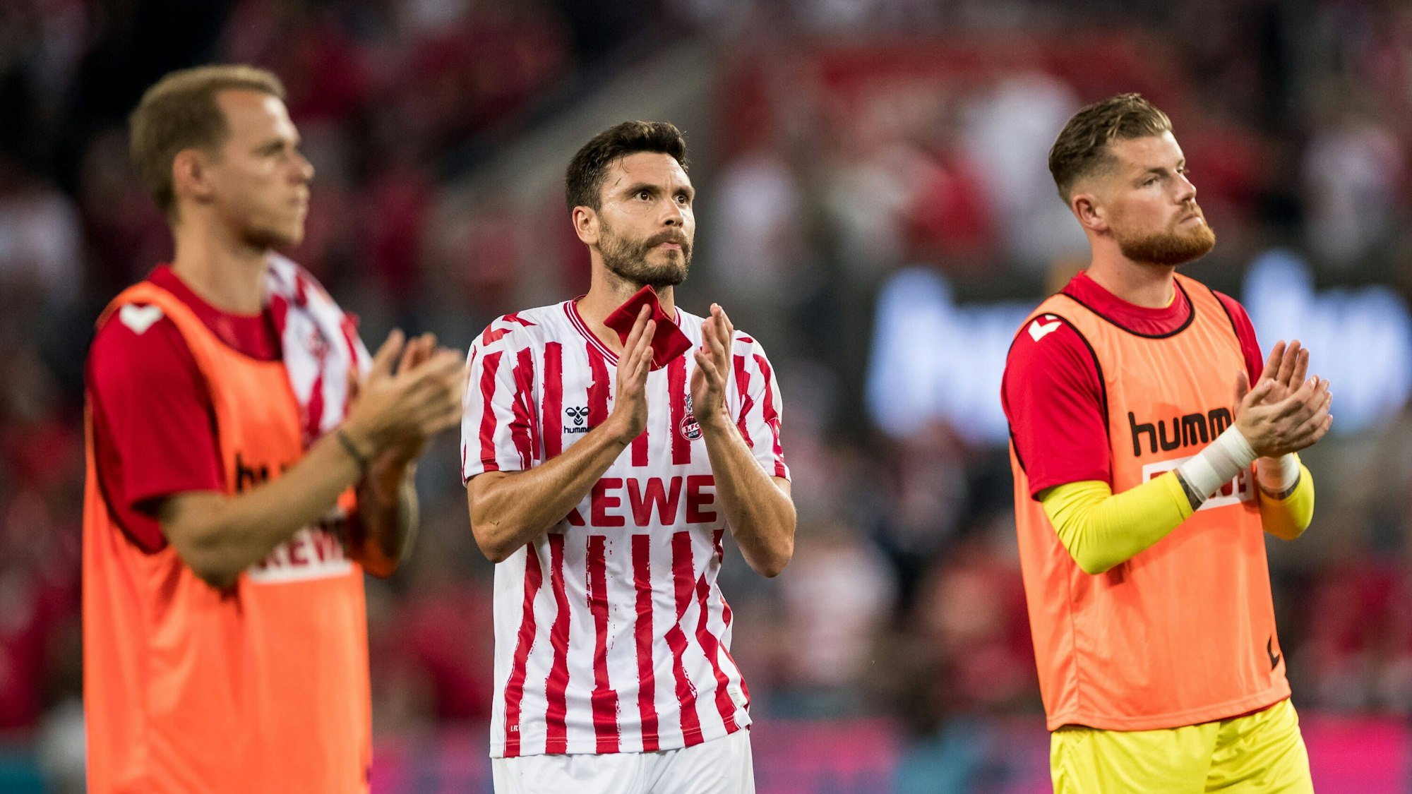 Jonas Hector, Ondrej Duda und Timo Horn klatschen nach dem Spiel.