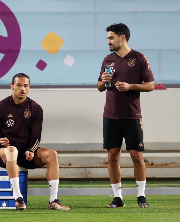 Antonio Rüdiger, Leroy Sané und Ilkay Gündogan sprechen beim Training.