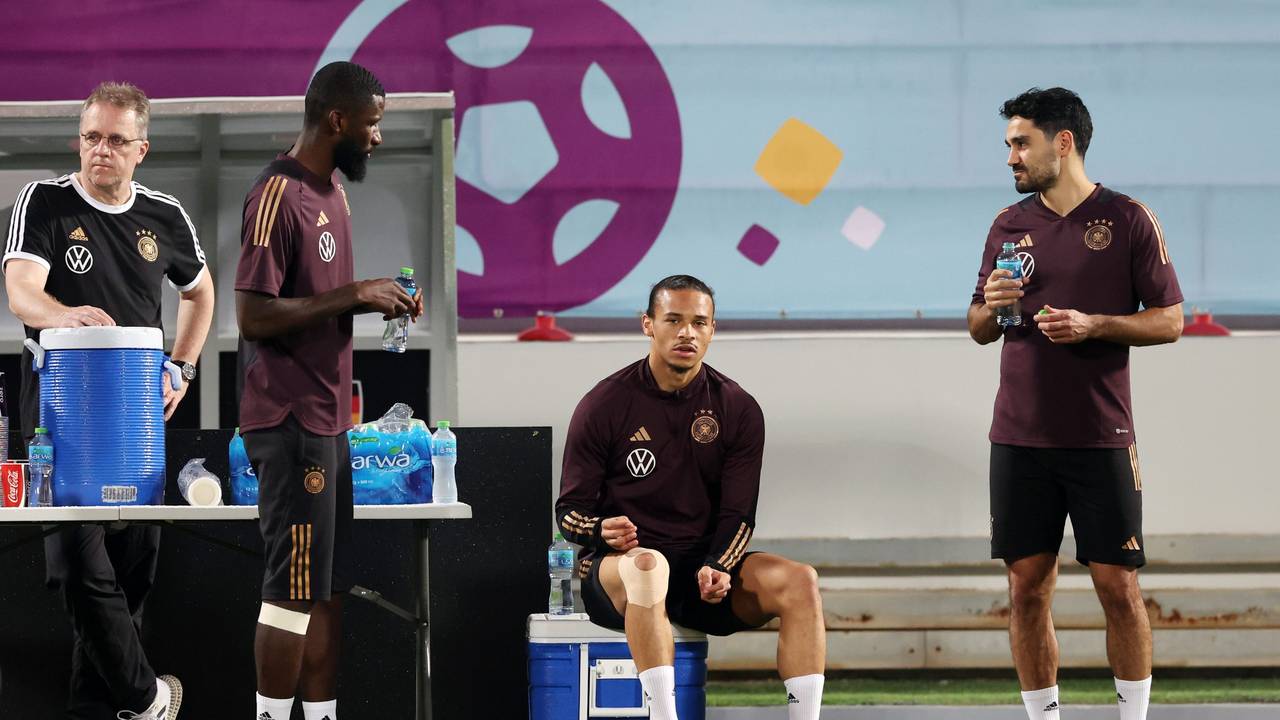 Antonio Rüdiger, Leroy Sané und Ilkay Gündogan sprechen beim Training.