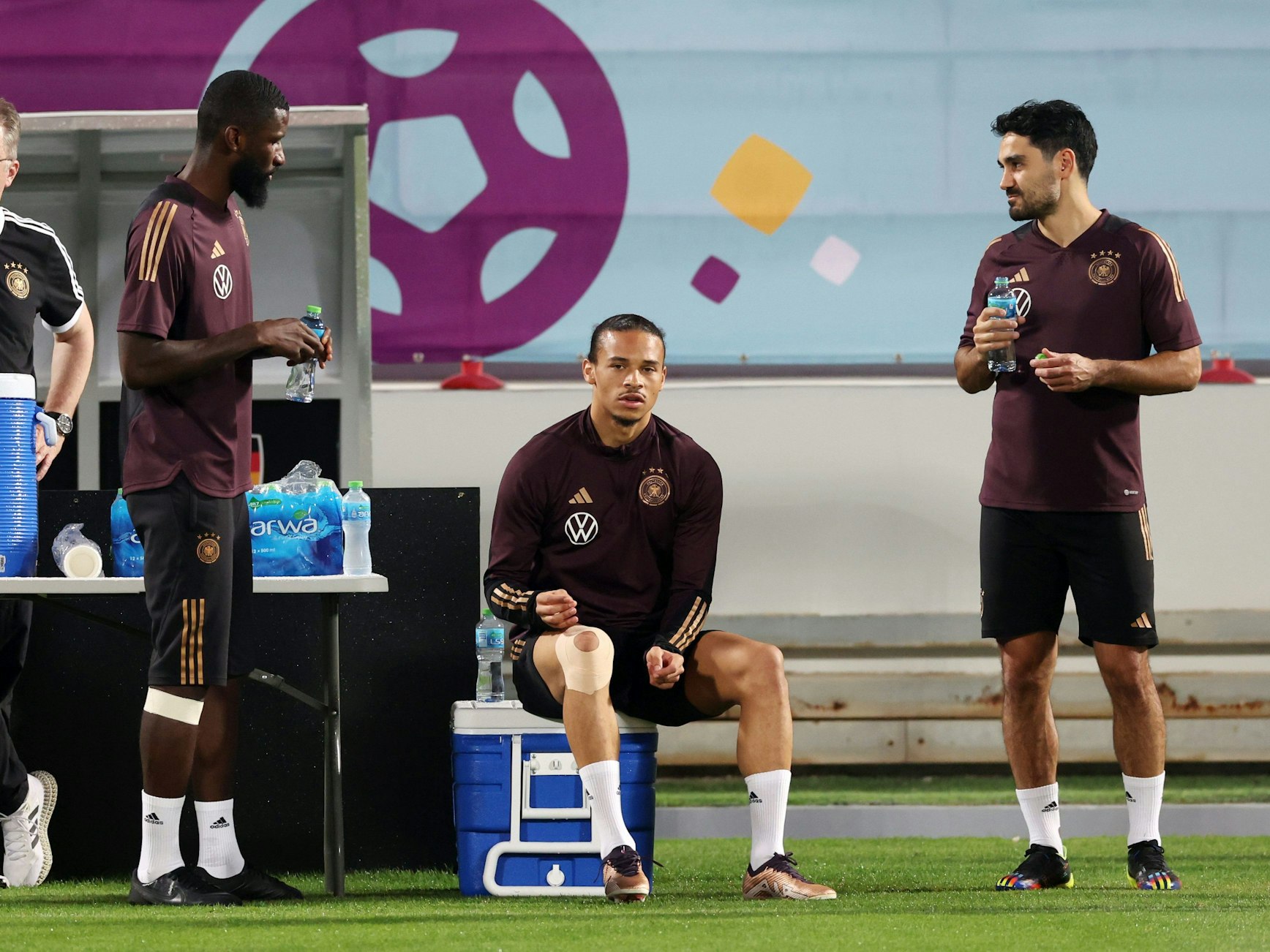 Antonio Rüdiger, Leroy Sané und Ilkay Gündogan sprechen beim Training.