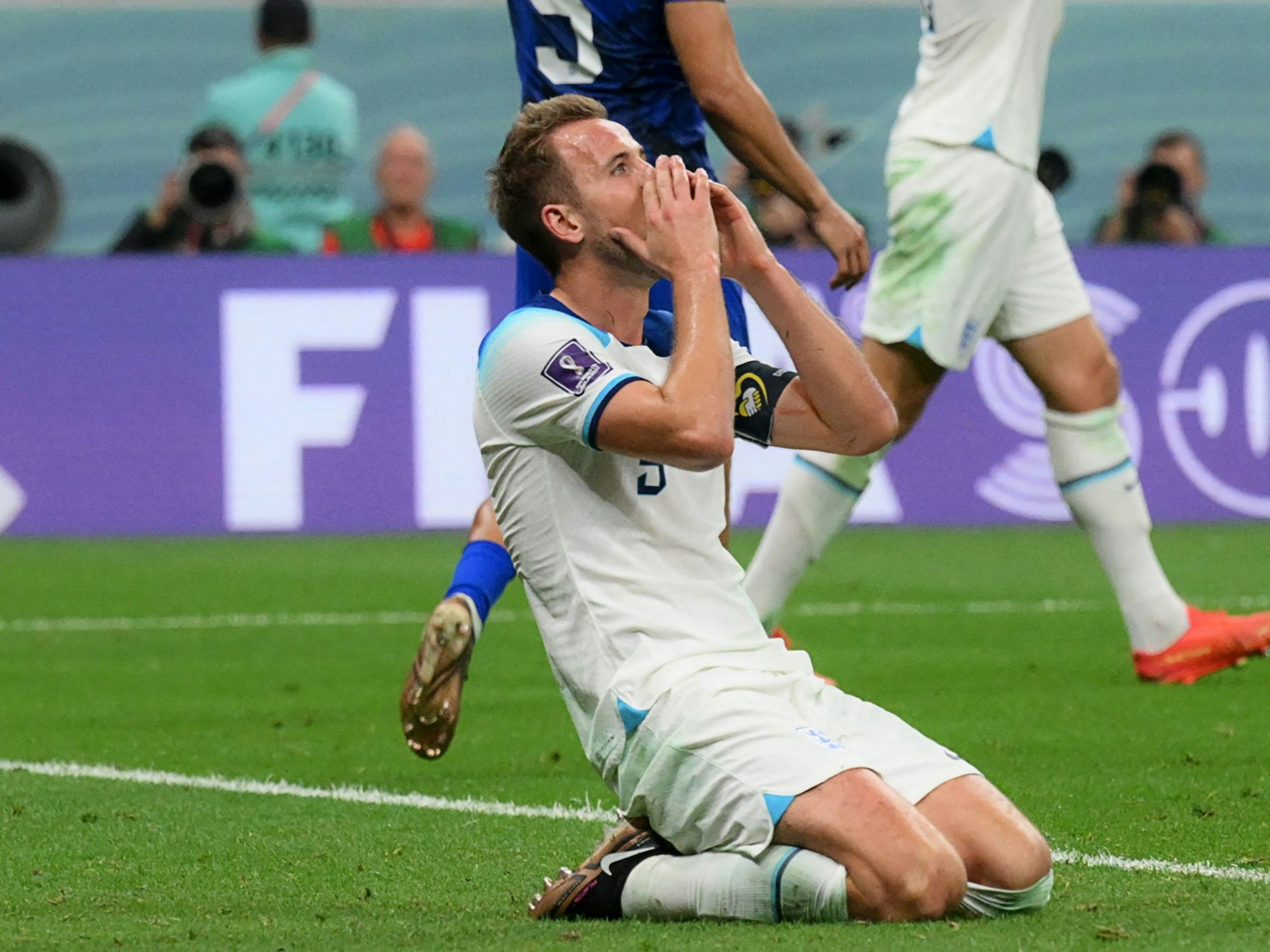 Harry Kane kniet auf dem Boden.