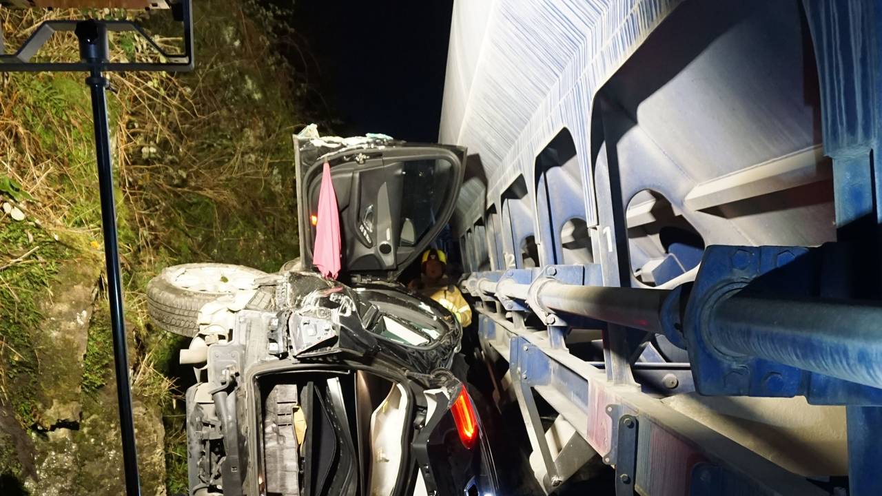 Zerstörtes Auto liegt auf der Seite und sieht zerstört aus. Es wurde von einem Güterzug erfasst.