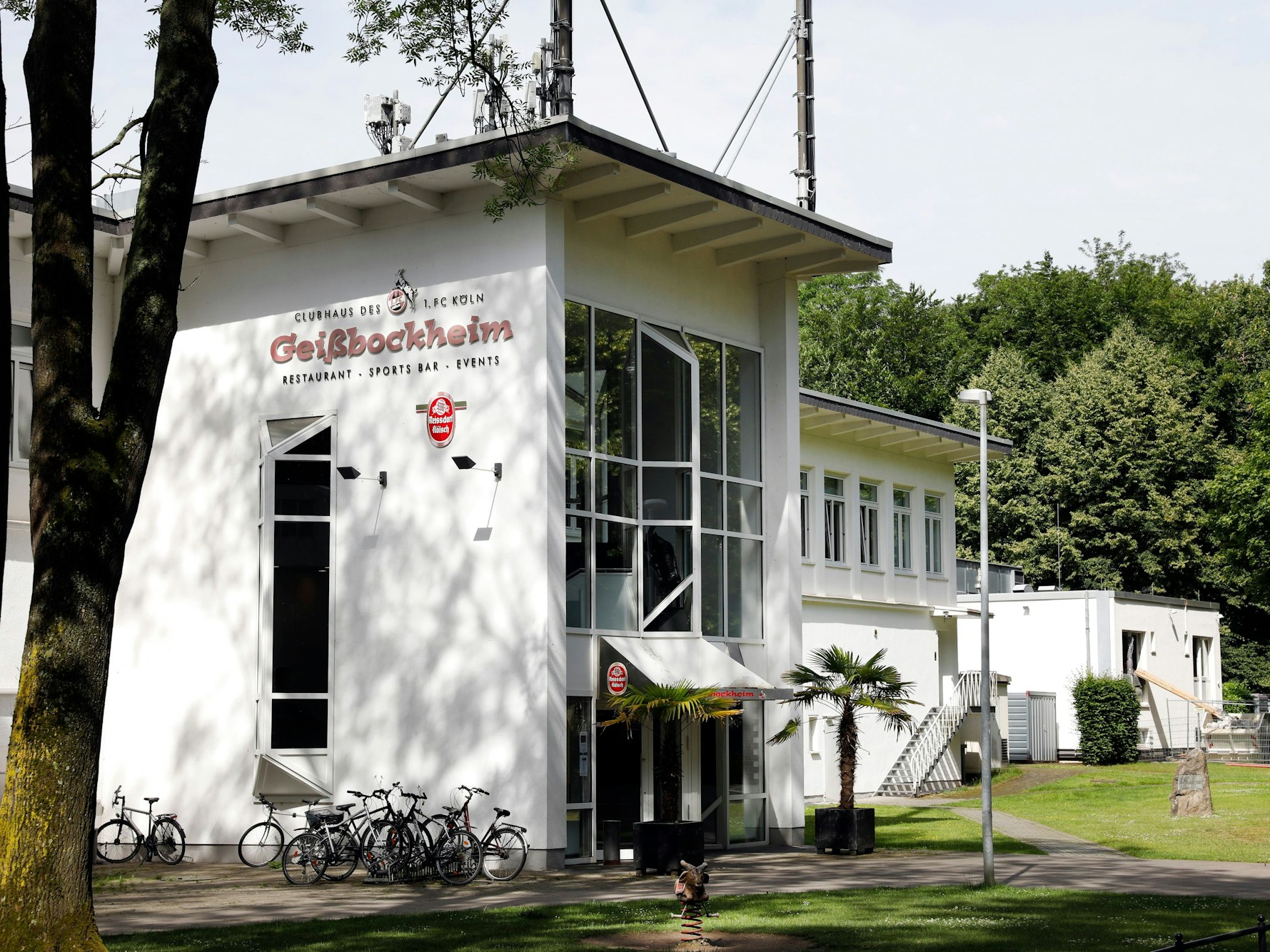 Das Kölner Geißbockheim von außen.