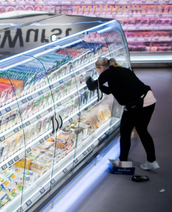 Einen aktuellen Rückruf sollten Kundinnen und Kunden beachen. Unser Foto zeigt ein Kühlregal in einem Supermarkt.
