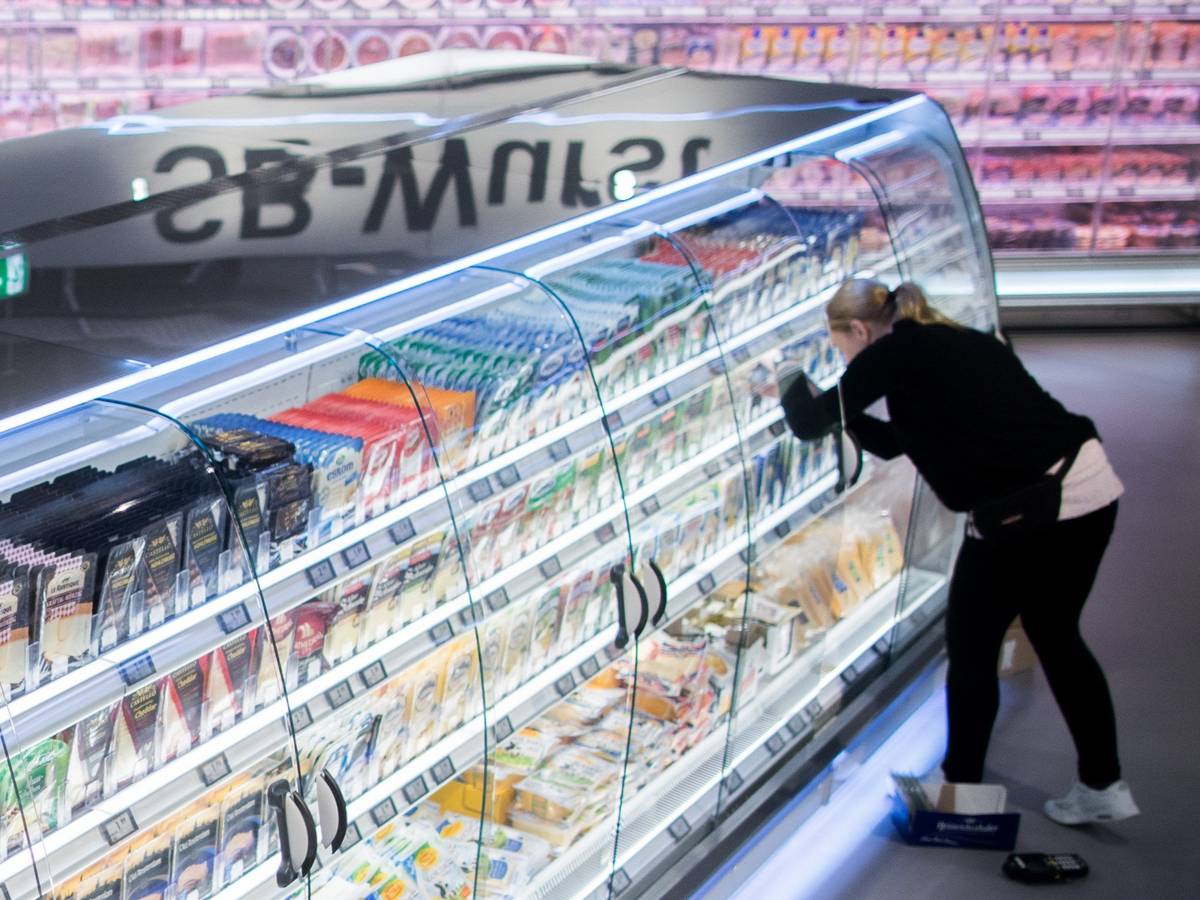 Einen aktuellen Rückruf sollten Kundinnen und Kunden beachen. Unser Foto zeigt ein Kühlregal in einem Supermarkt.