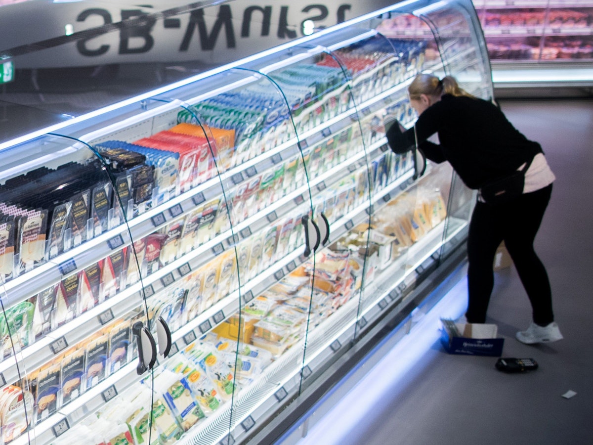 Einen aktuellen Rückruf sollten Kundinnen und Kunden beachen. Unser Foto zeigt ein Kühlregal in einem Supermarkt.