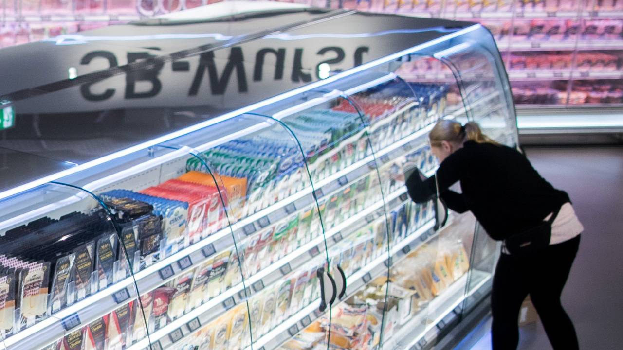 Einen aktuellen Rückruf sollten Kundinnen und Kunden beachen. Unser Foto zeigt ein Kühlregal in einem Supermarkt.