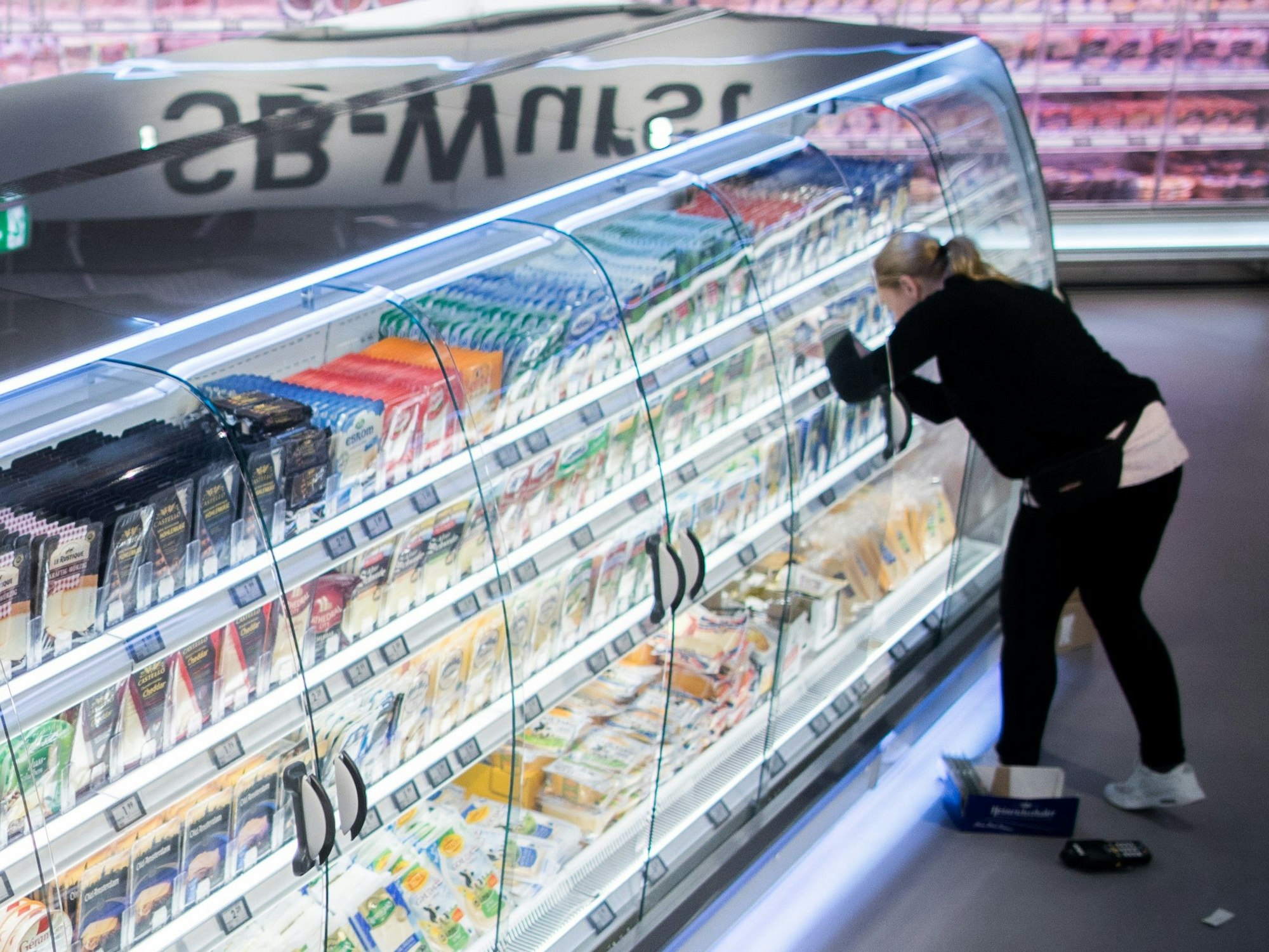 Einen aktuellen Rückruf sollten Kundinnen und Kunden beachen. Unser Foto zeigt ein Kühlregal in einem Supermarkt.