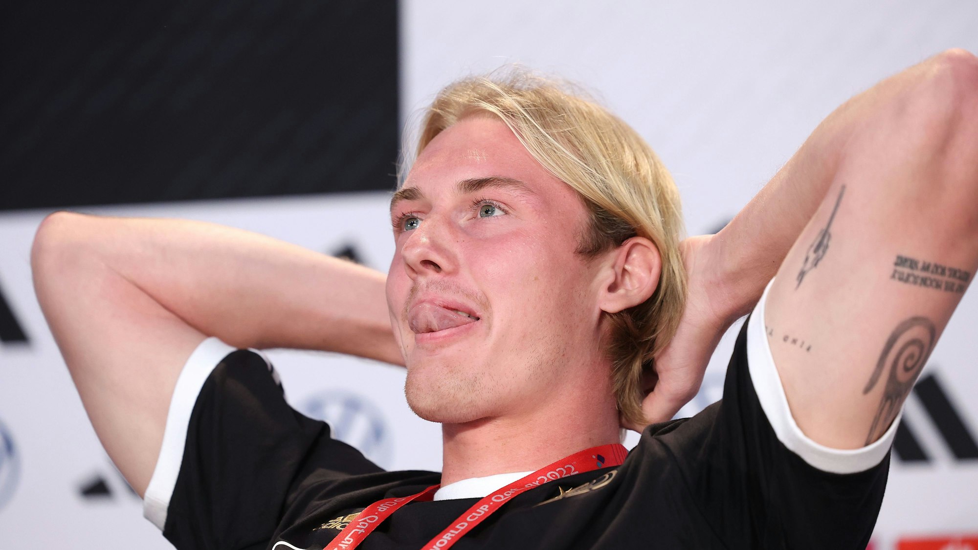 Julian Brandt bei der Pressekonferenz in Katar.