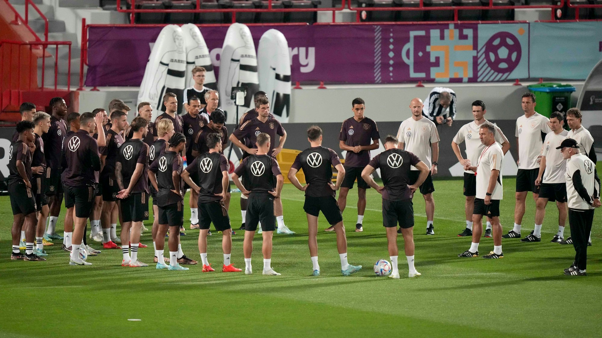 Hansi Flick spricht mit den Spielern beim Training.