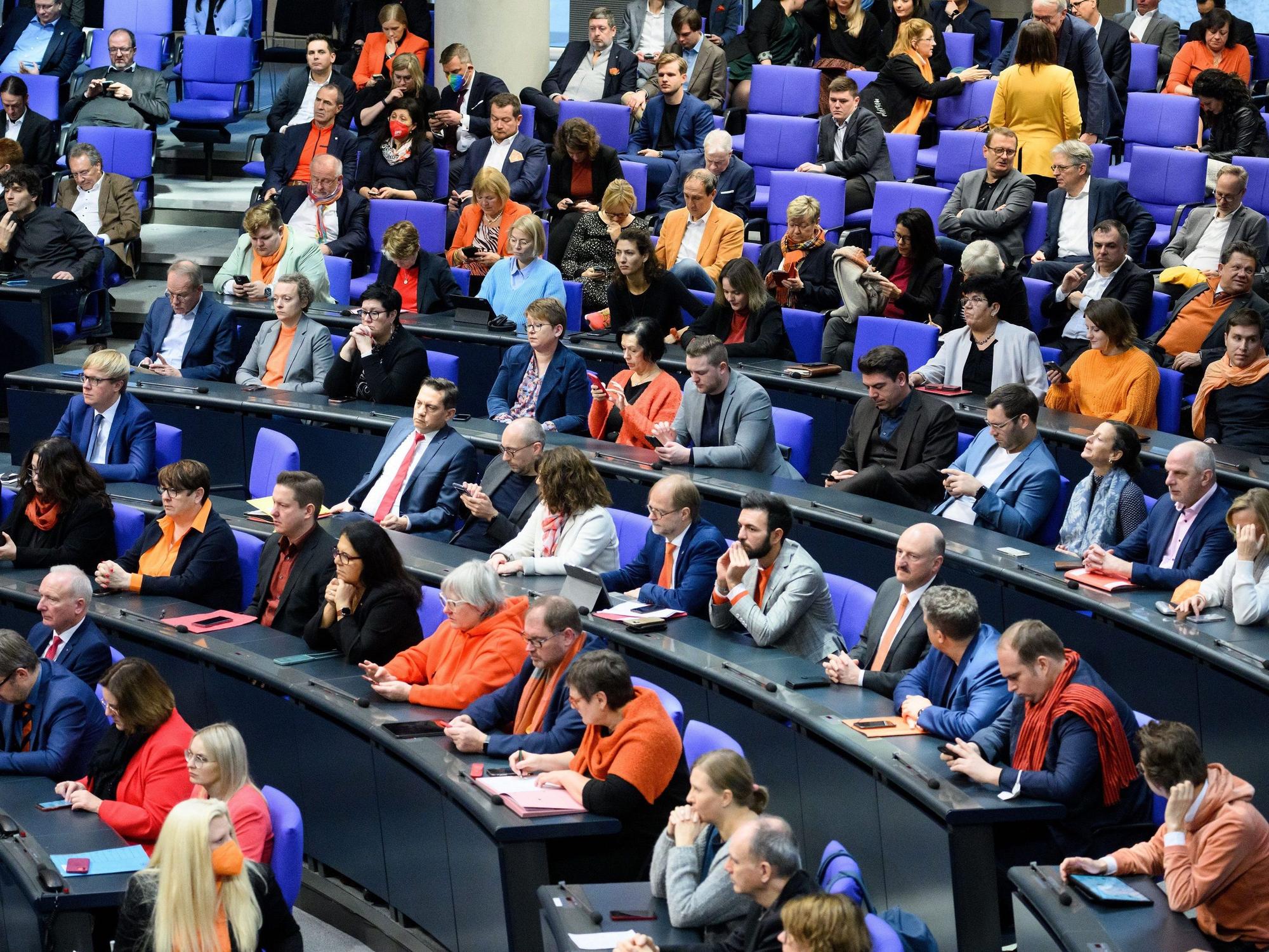 Abgeordnete sitzen im Bundestag.