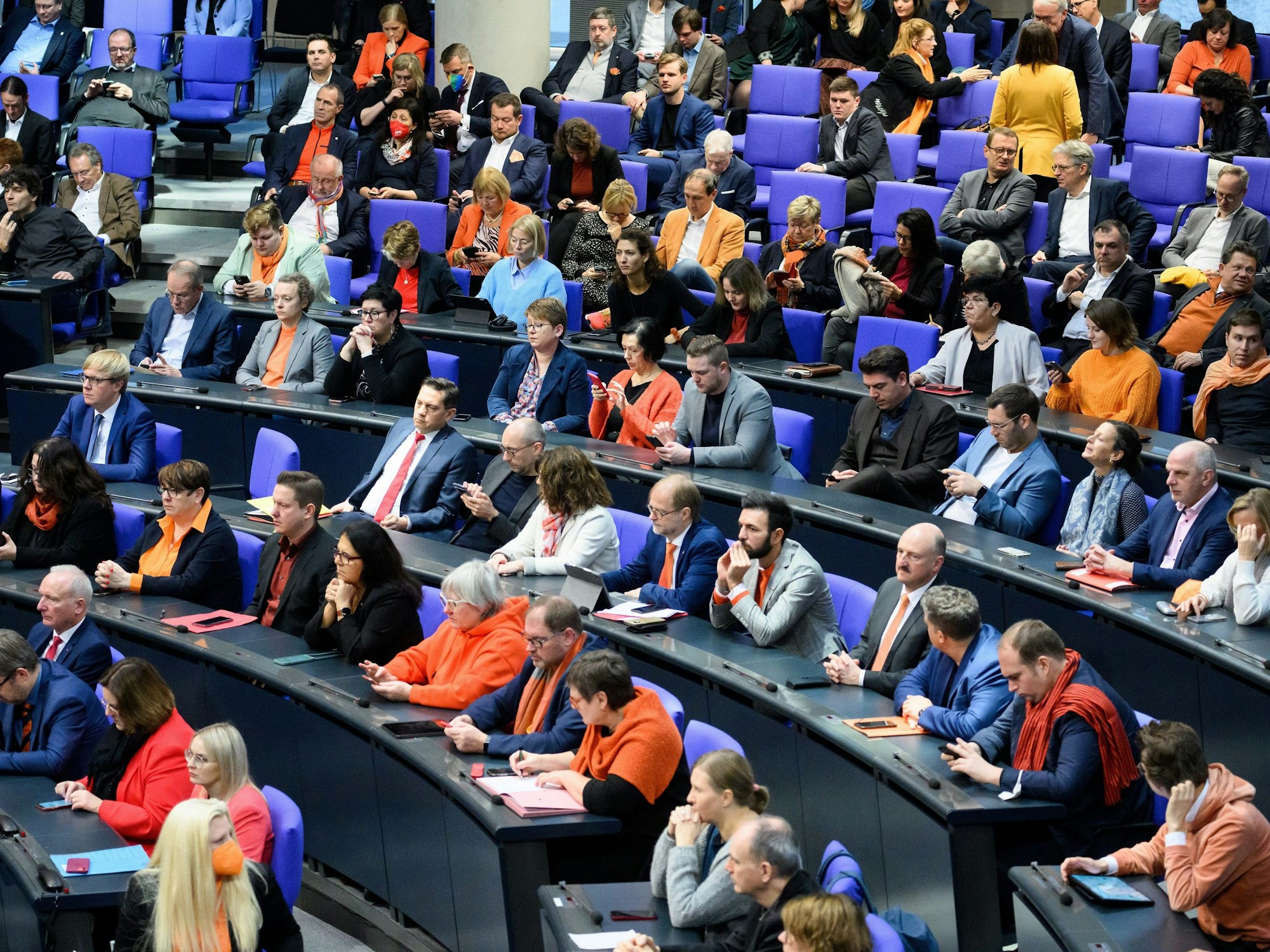 Abgeordnete sitzen im Bundestag.
