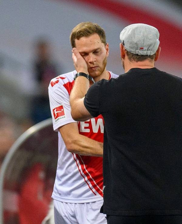 Benno Schmitz muss verletzt ausgewechselt werden und wird von Steffen Baumgart getröstet.