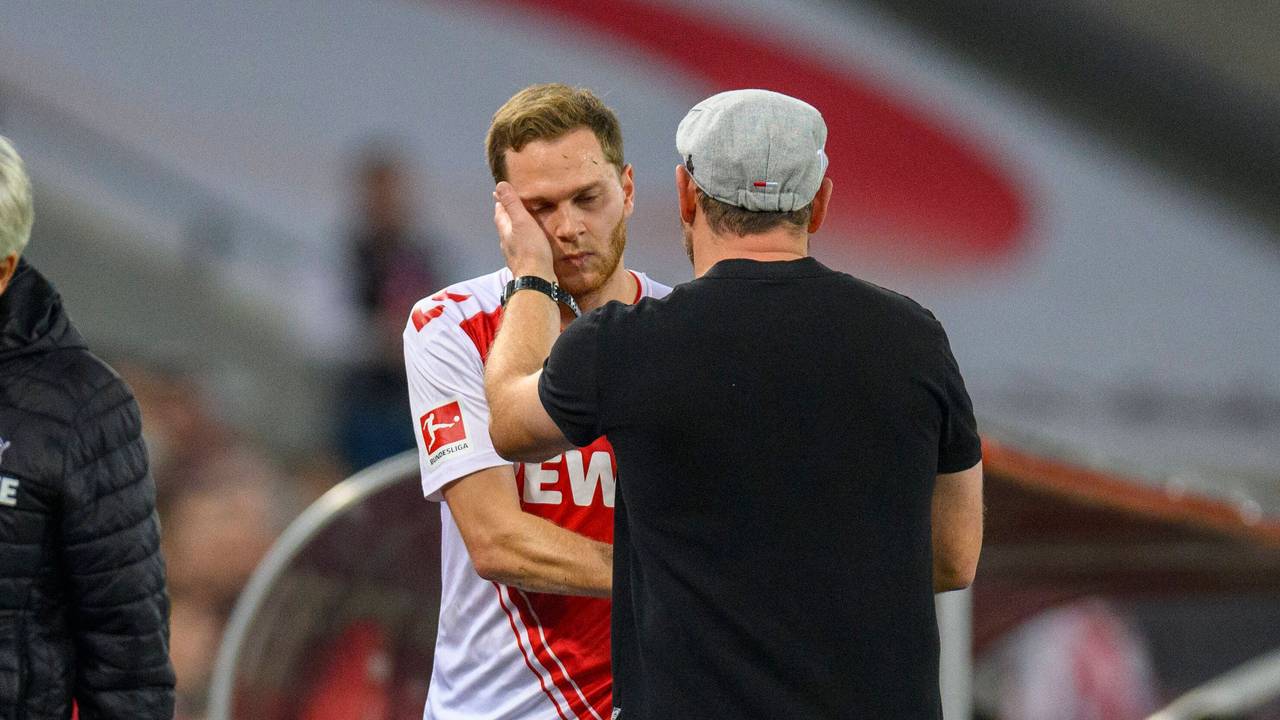 Benno Schmitz muss verletzt ausgewechselt werden und wird von Steffen Baumgart getröstet.