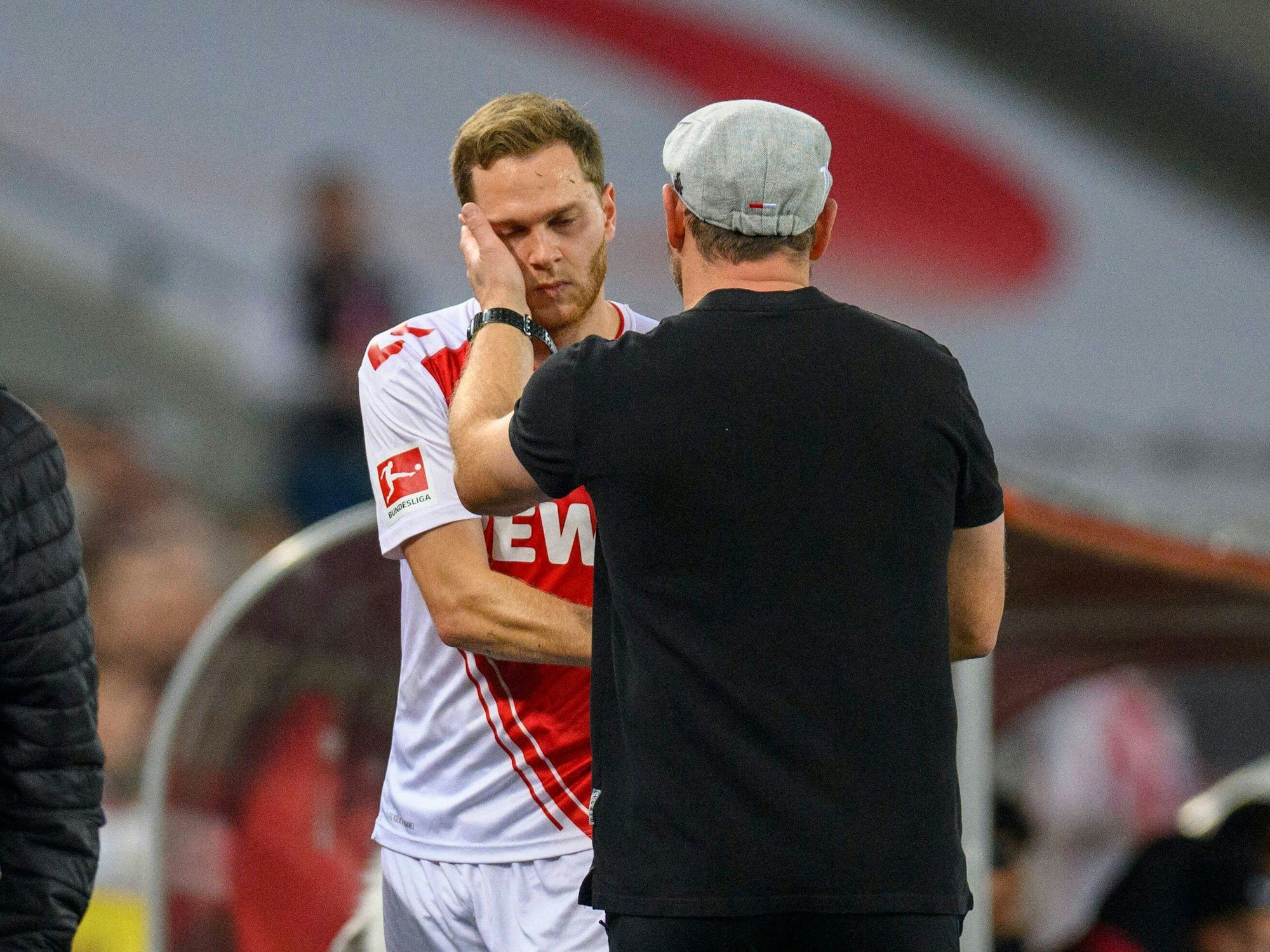 Benno Schmitz muss verletzt ausgewechselt werden und wird von Steffen Baumgart getröstet.